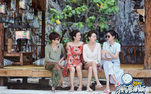 条纹|大S在《我们是真正的朋友》穿搭范本，双马尾条纹裙，迷人沙滩风