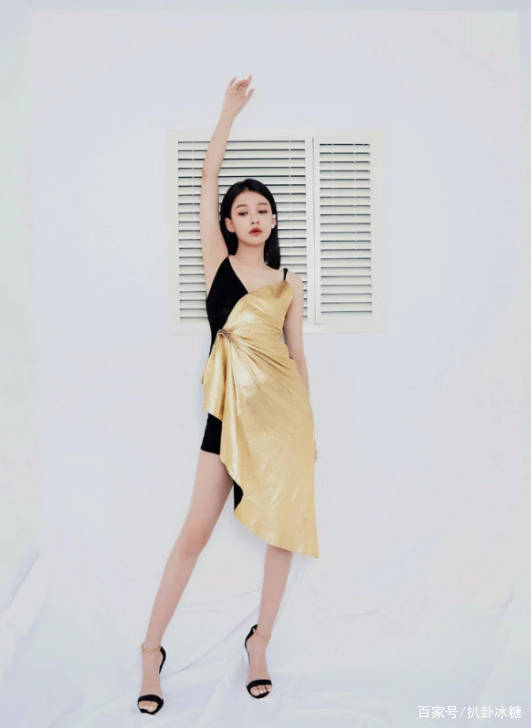黑色|孙怡真敢穿，金色半面裙都要齐大腿根了，甘蔗腿果然惊艳啊