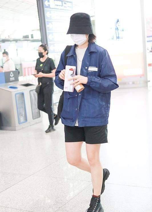 黑色|华为小公主姚安娜走机场，穿百元国货难得接地气，中性打扮很帅气
