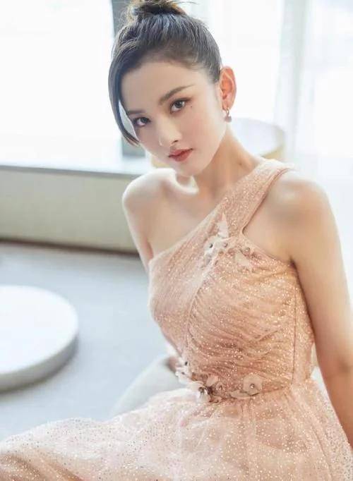 身材|才21岁身材就这么丰满，穿连衣裙尽显成熟感，火辣女神范