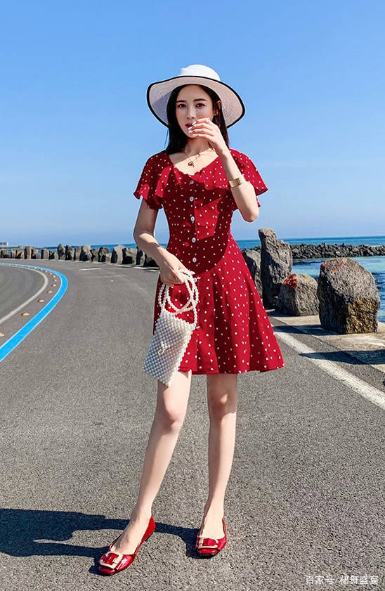 风景|夏季必不可少的波点连衣裙又来啦,街头的亮眼风景就是你了