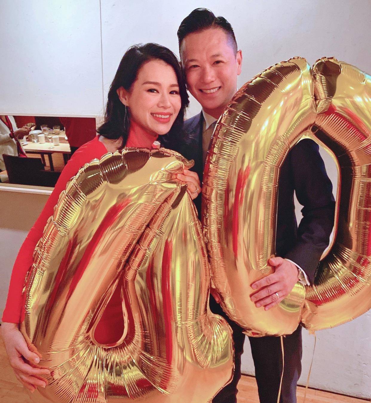 黑色|40岁胡杏儿瘦得不真实,穿皮裤连腰都塞不满,产后4月竟成小腰精