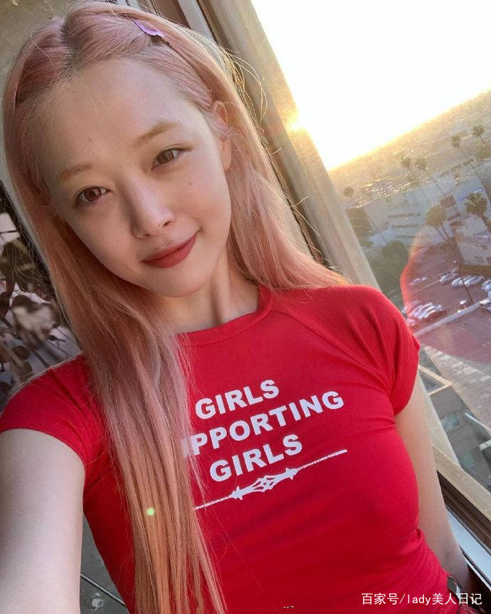 女孩子|崔雪莉很有叛逆高中生既视感！久违的超短裙，还是那个妩媚小野猫