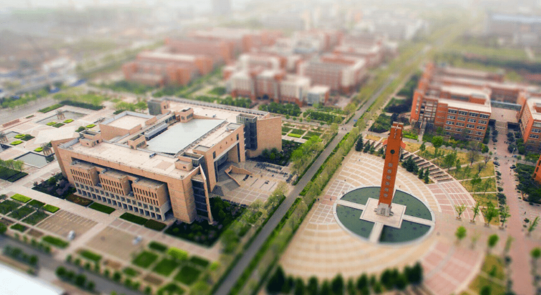 如果努力学习的话,肯定是要上郑州大学去体验一下郑州大学的学习氛围