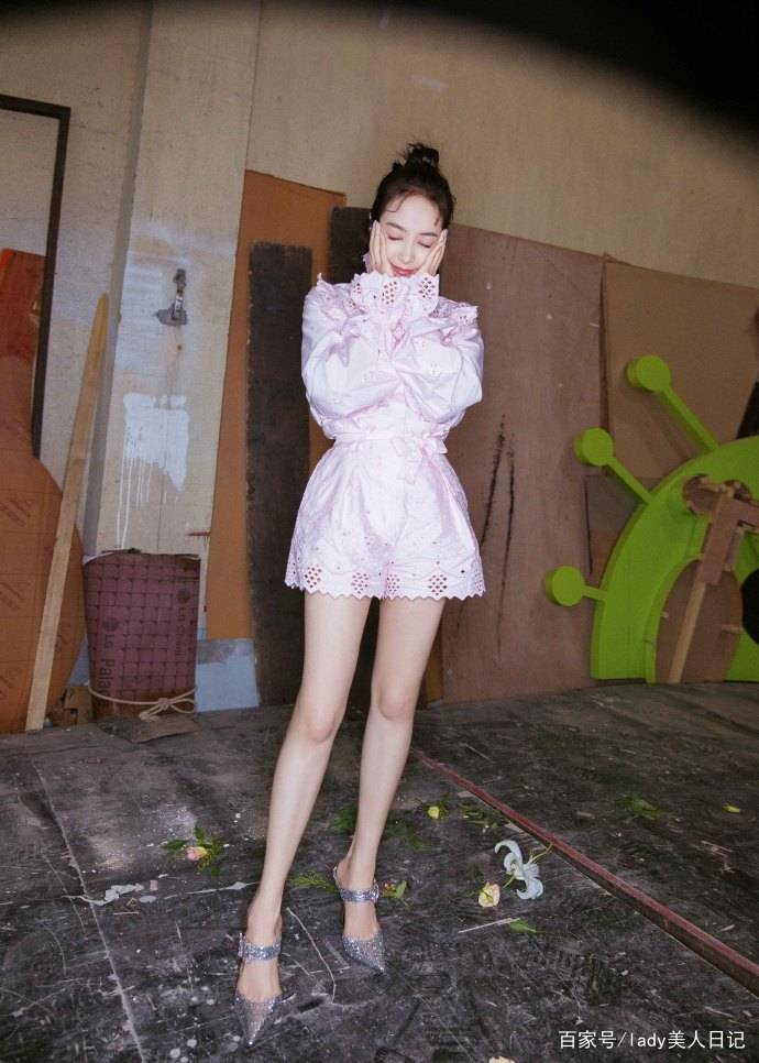 夏天|宋茜一字肩针织裙穿出颜值巅峰，齐肩短发干练又有少女心，圈粉