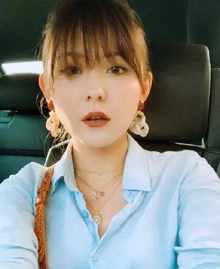 黑色|《甄嬛传》宁嫔机场穿搭惹争议，放飞自我还是自然健康美