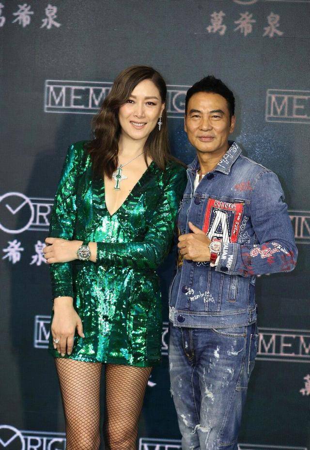 任达华|本以为任达华气场够强了，没想到华嫂更出众，这造型一般人穿不好