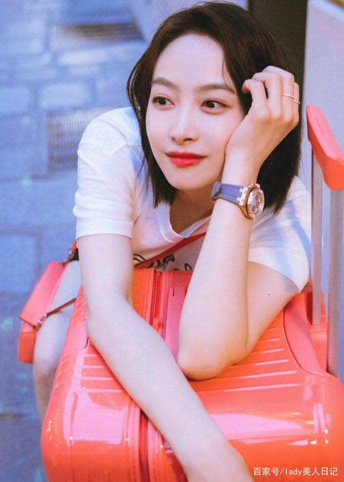 夏天|宋茜一字肩针织裙穿出颜值巅峰，齐肩短发干练又有少女心，圈粉