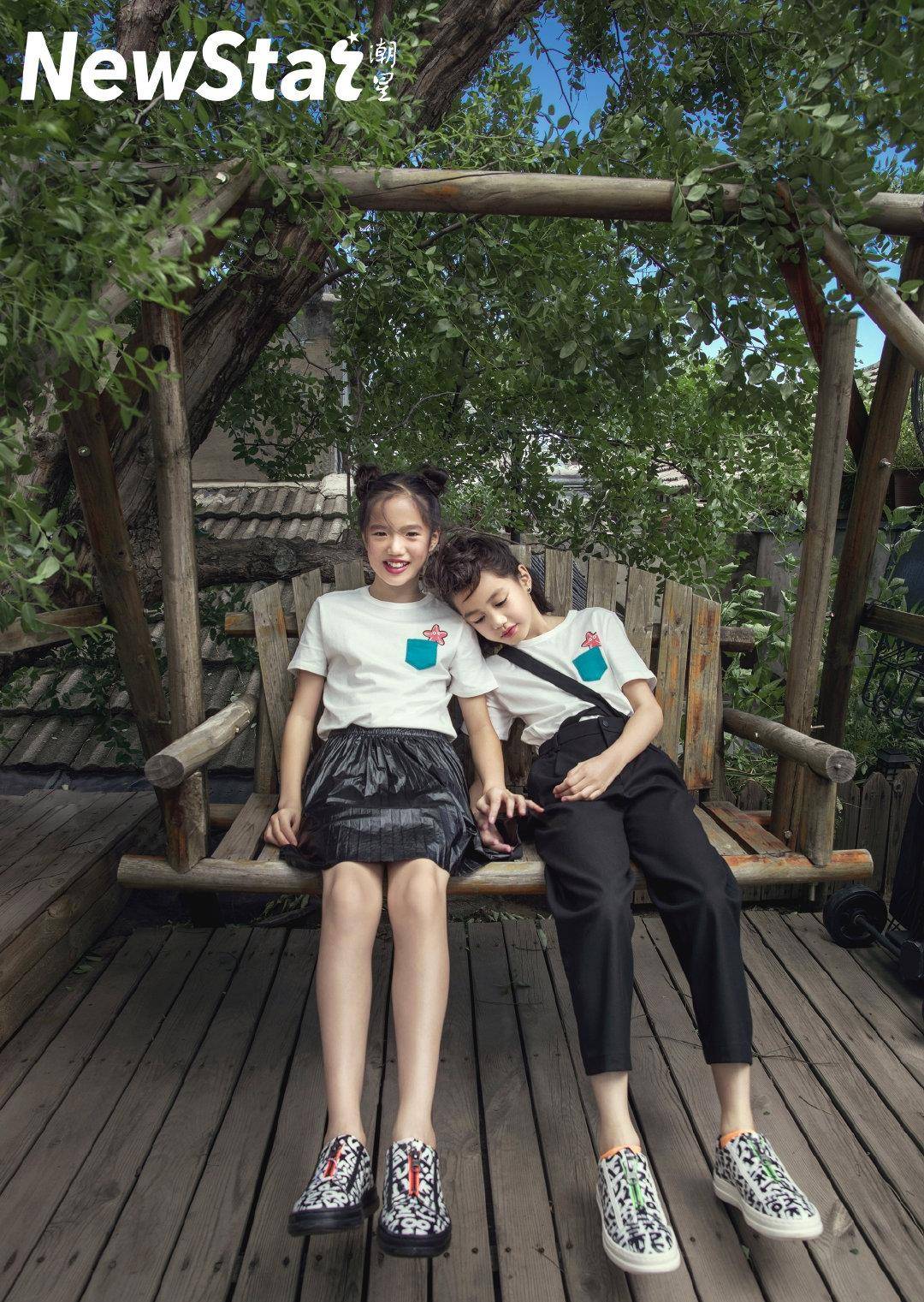 图案|钟丽缇一家四口穿亲子装拍大片，考拉甜美像妈，二女儿超模脸出众