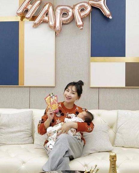 气色|何雯娜携家人拜年，穿10900元毛衣气色真好，哪像刚生完孩子的妈