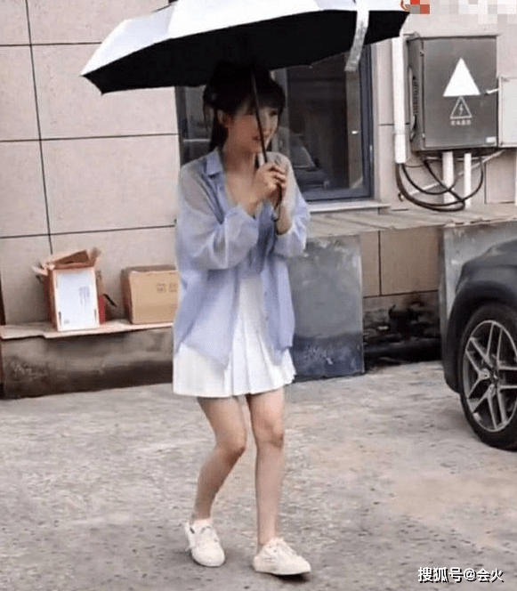 网友|张含韵再次被男代拍拍裙底！神色慌张跑步逃离，幅度过大险走光