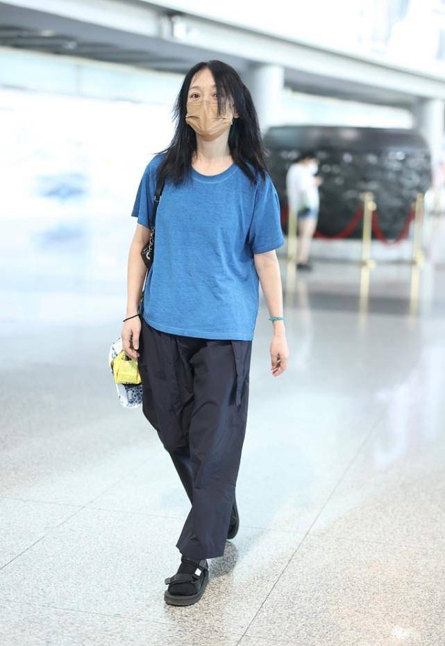 黑色|周迅的打扮永远那么简单，穿蓝色短袖T恤搭黑色休闲裤，很朴素！