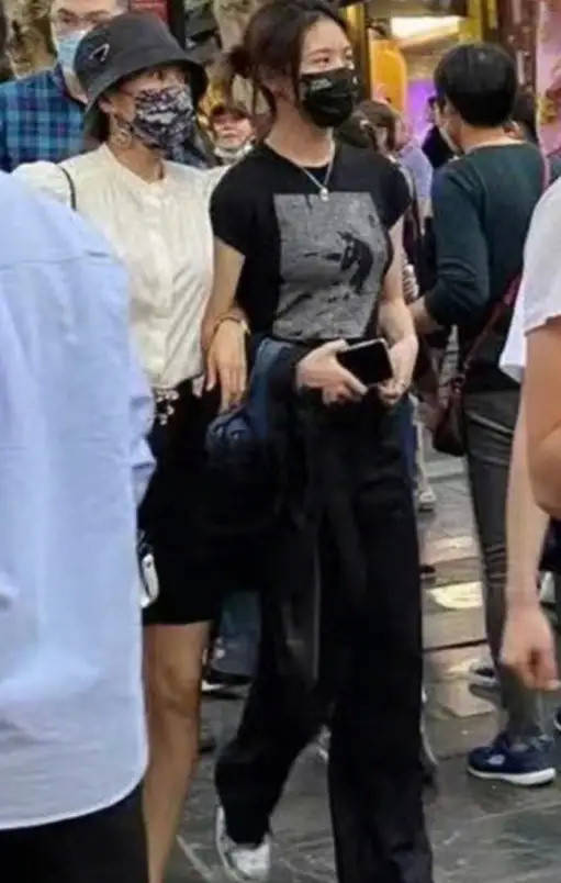 曲线美|汪峰大女儿穿衣随了亲妈葛荟婕，才16岁穿吊带裙走轻熟风，太惊艳