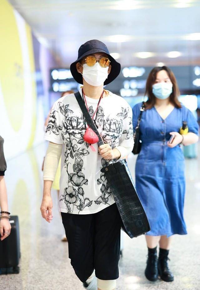 宁静|宁静太酷了，穿印花短袖T恤搭黑色短裤，比男生感觉还帅气！
