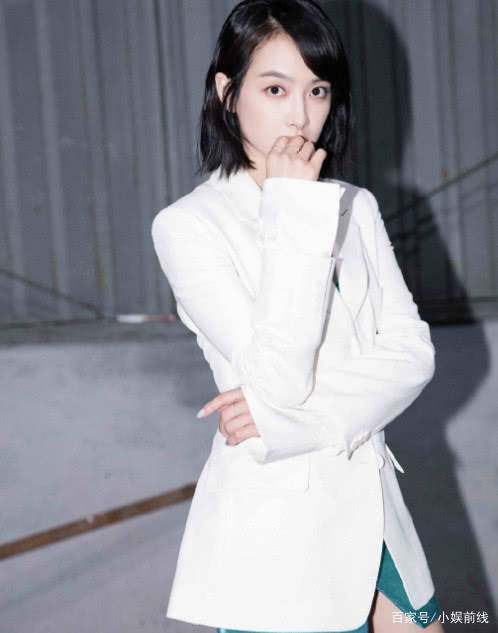 活动|宋茜越来越大胆,这么短的开叉裙都穿,弯个腰没人敢看