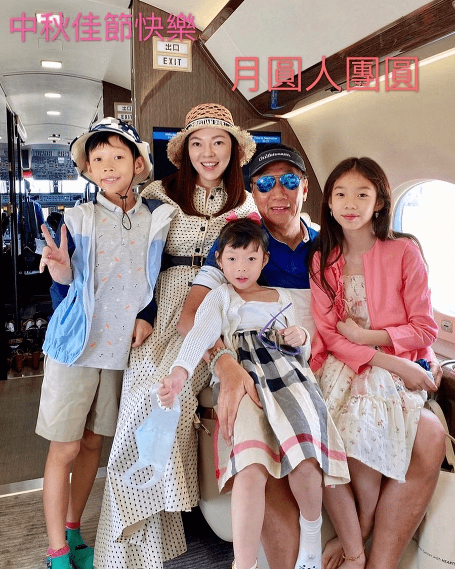 身材|富士康老板娘一家度假，罕素颜暴露颜值短板，三个娃似郭台铭翻版
