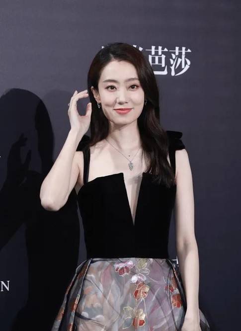 贵妇|红毯：张小斐露事业线，杨采钰透视装很吸睛，奚梦瑶却变丰满贵妇？