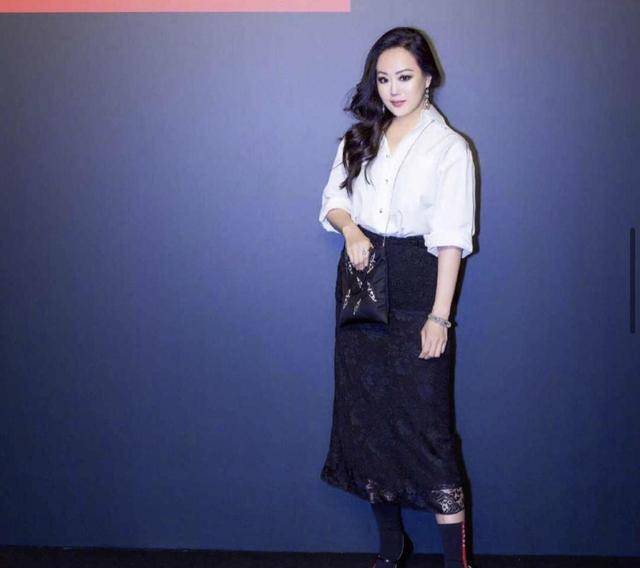 设计|章小蕙越来越显女人味，裙子用蕾丝和豹纹点缀，一般人真hold不住