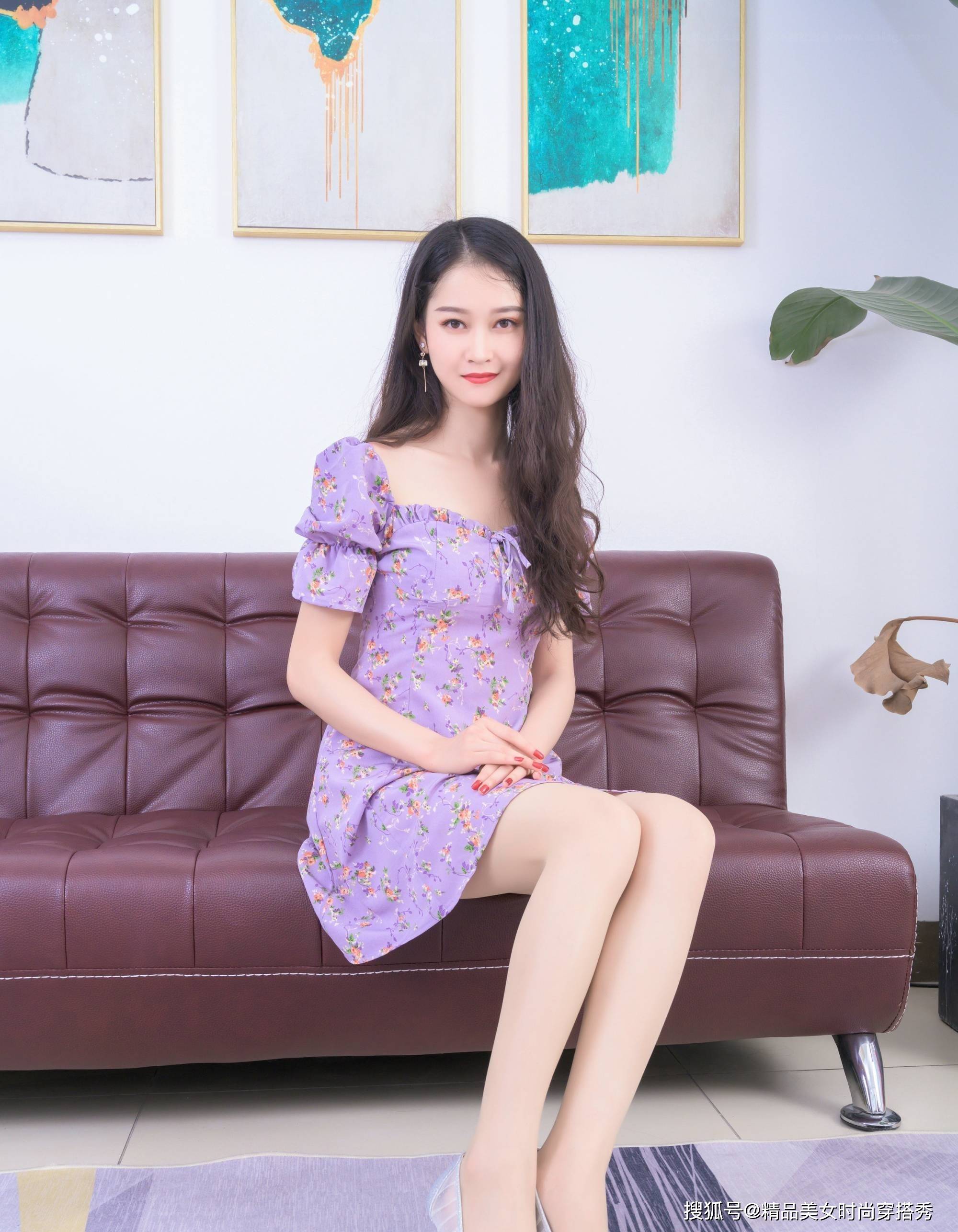 灯笼|紫色的碎花连衣裙，搭配一双高跟鞋，尽显优雅的女人味