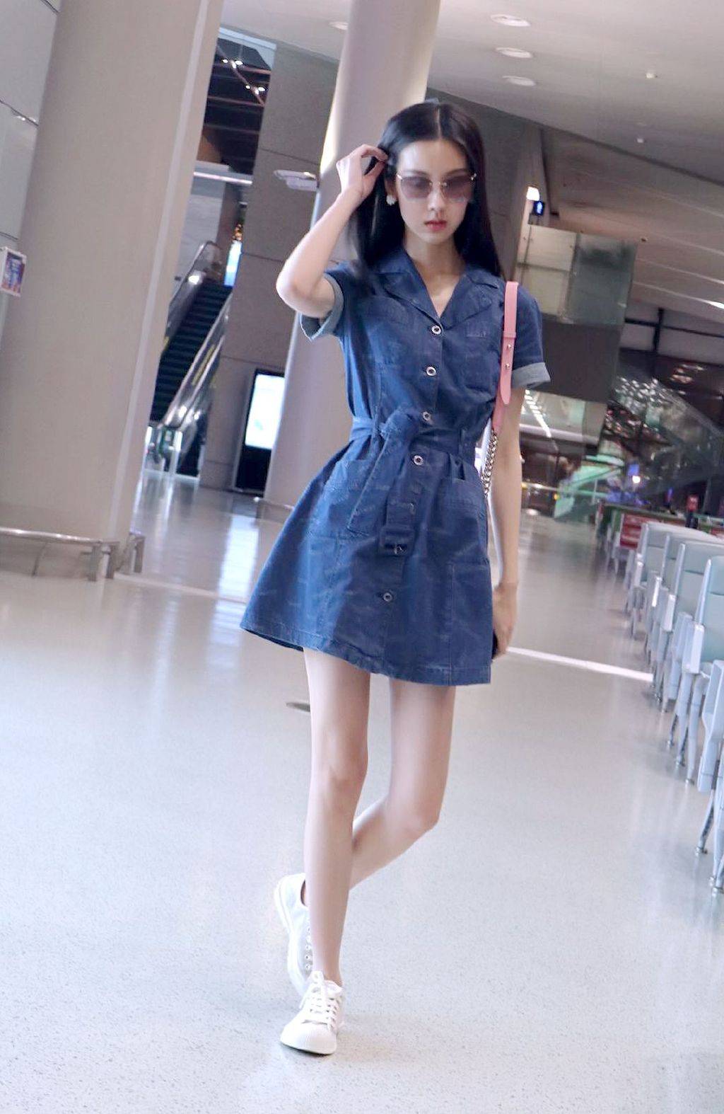 胸口|《七月与安生》她演七月，今吊带裙胸口点缀蝴蝶结，完美变身公主