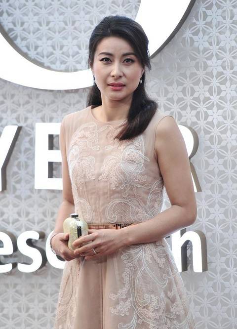 郭晶晶|郭晶晶穿旧裙配卷发好有女人味，公开表白老公真甜？