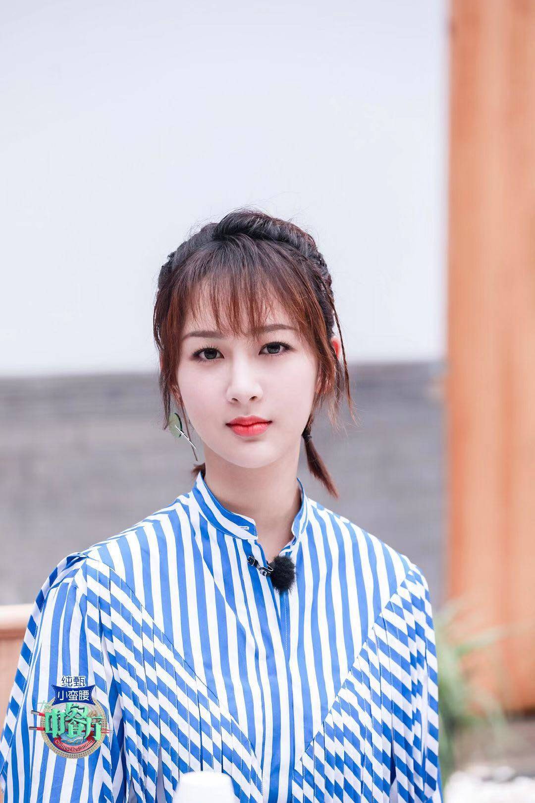 现实|杨紫《中餐厅》新造型，蓝色条纹裙搭甜美编发，网友：现实版佟年