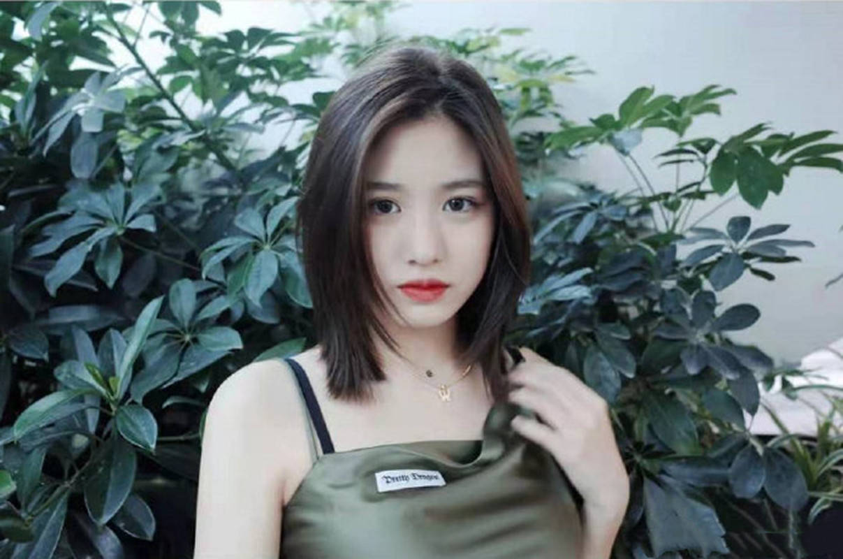 曲线美|汪峰大女儿穿衣随了亲妈葛荟婕，才16岁穿吊带裙走轻熟风，太惊艳
