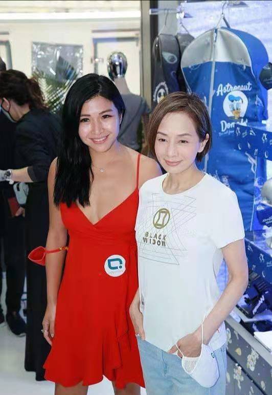 氛围|张国荣前女友最新近照，61岁状态超好，淡妆出镜秒杀旁边暴露女