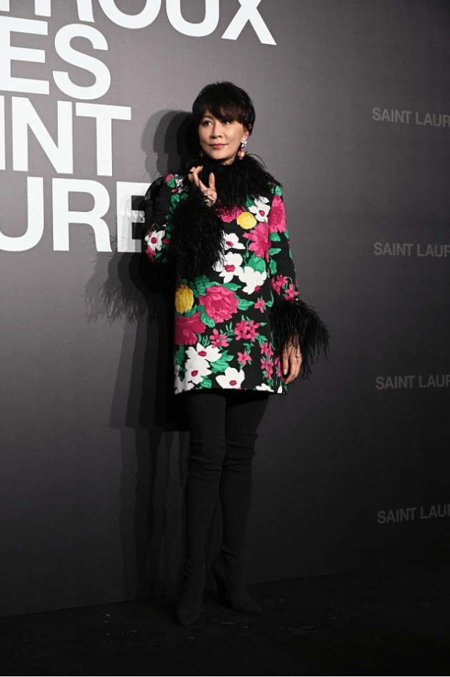 黑色|刘嘉玲真是个俏老太,这么大岁数穿花衣也没压力,虽浮夸但挺抢镜