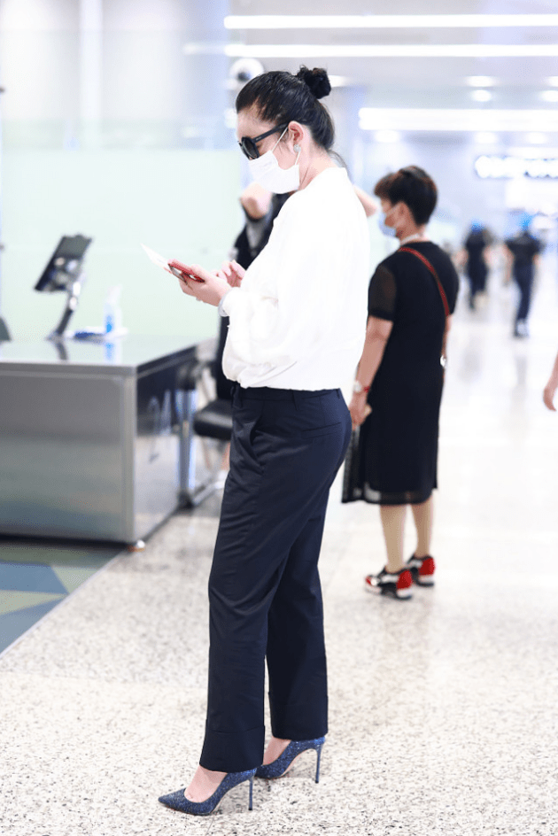 整体|秦海璐的气质太好了,烂大街的白衬衫都能穿得很好看,不扮嫩真美