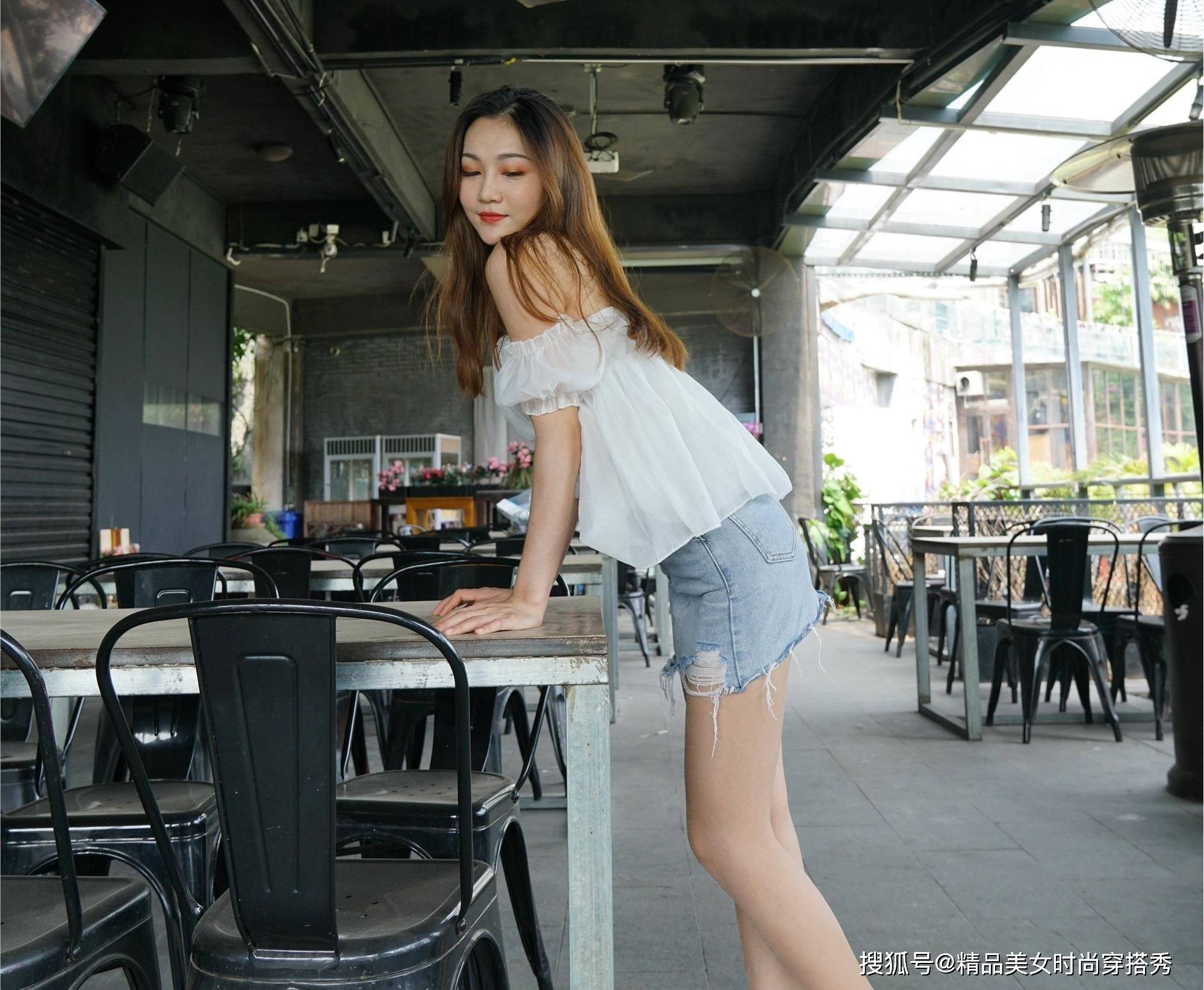 高跟鞋|半身裙怎么搭配？一字肩雪纺上衣搭配牛仔裙，优雅随性不失女人味