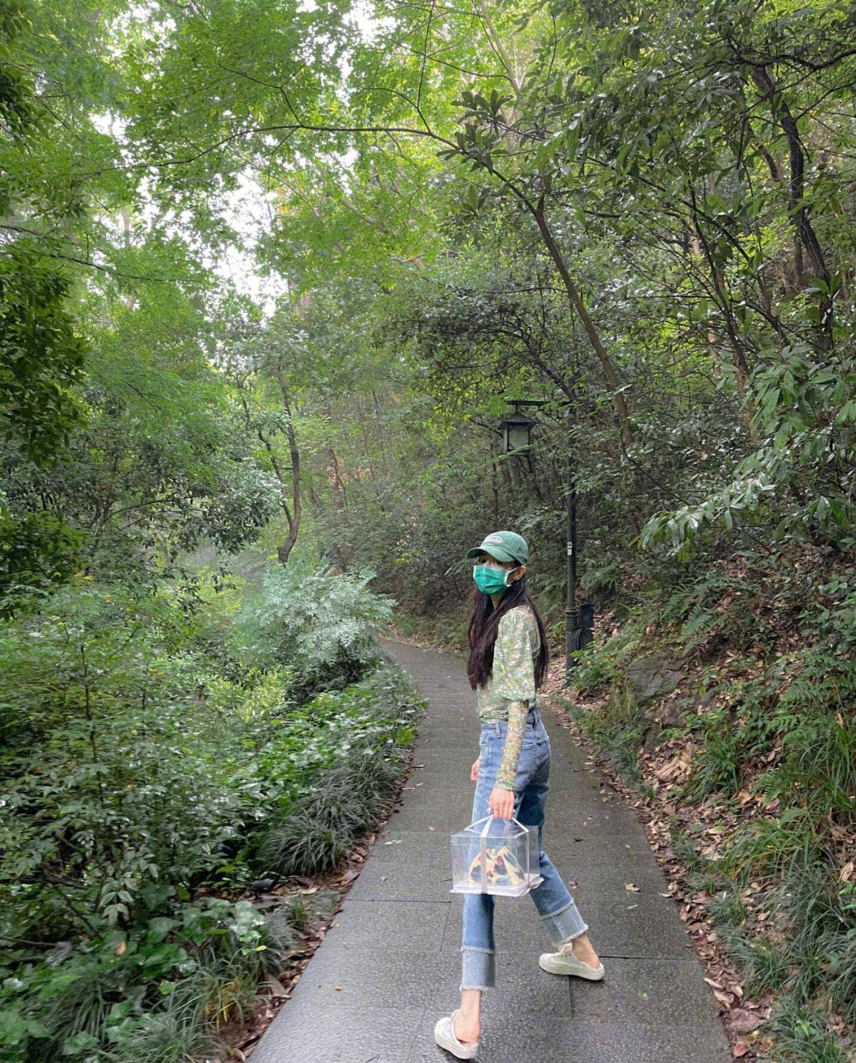 那一片|迪丽热巴晒田园绿洲九宫格照片，宛如丛林里的精灵美女