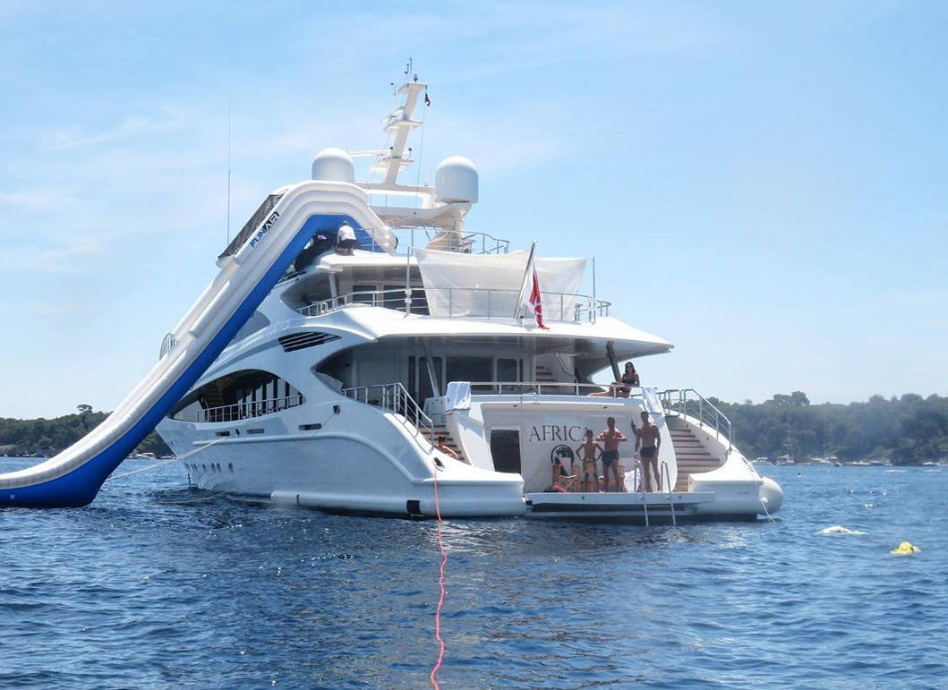 原创最壕背景板c罗携家人度假8位数私人游艇抢眼足足有三层楼高