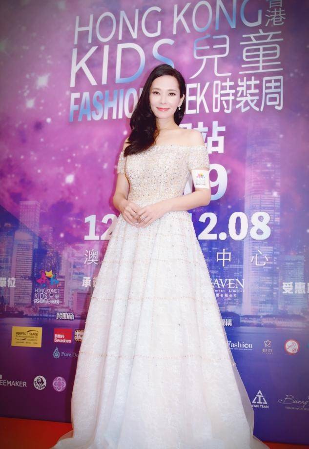 身材|41岁郭羡妮罕见晒照，素颜皮肤超嫩像二十，女儿五官随她太优越