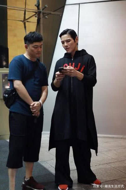一身|郭碧婷和向佐现身,郭碧婷穿长裙似仙女,向佐换两套私服都好帅!