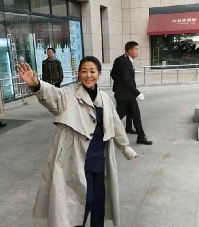 黑色|倪萍终于高调美回来,卡其色长风衣搭配阔腿裤气场开挂,哪像60岁
