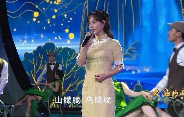 戚薇|金鸡奖开幕式女明星齐穿旗袍：戚薇像绿孔雀，金莎太圆润