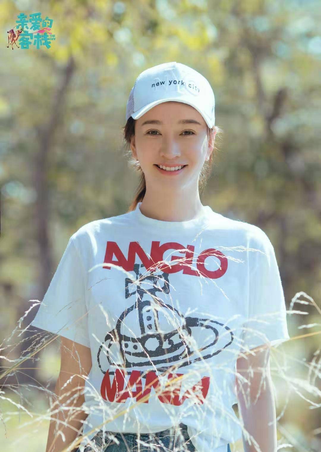 节目组|李小冉录制《亲爱的客栈》，仅仅T恤搭牛仔裤，造型简约不像43岁