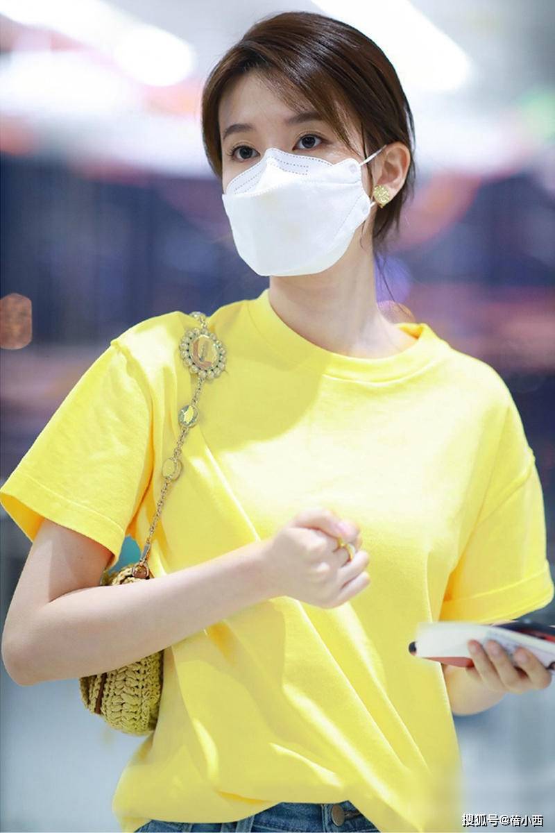 黑色|乔欣不再是“乖乖女”了，穿小黄裙秀出内衣，高级脸惊艳超模气场