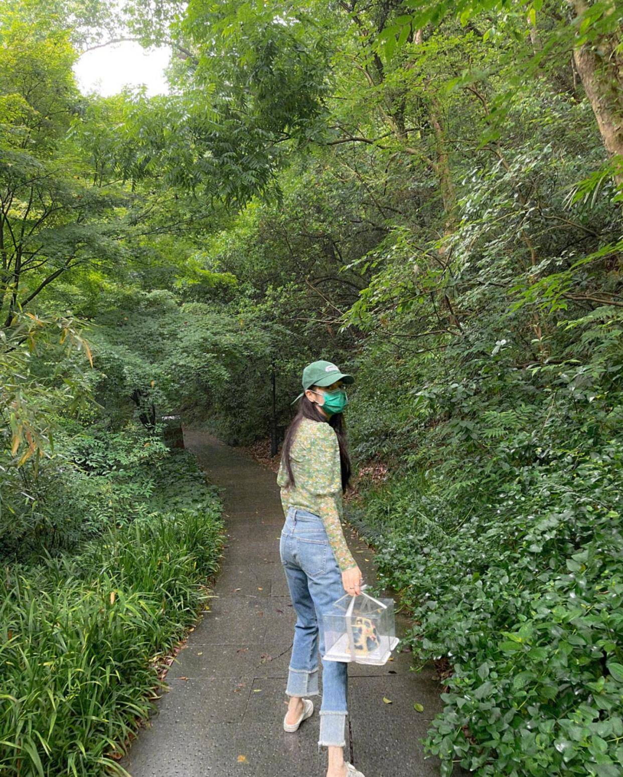 那一片|迪丽热巴晒田园绿洲九宫格照片，宛如丛林里的精灵美女