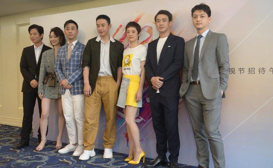 闫妮|发布会上明星造型踩雷！鹿晗黑裤搭白袜显土味，闫妮看着真像48岁