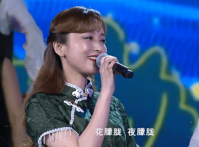 戚薇|金鸡奖开幕式女明星齐穿旗袍：戚薇像绿孔雀，金莎太圆润