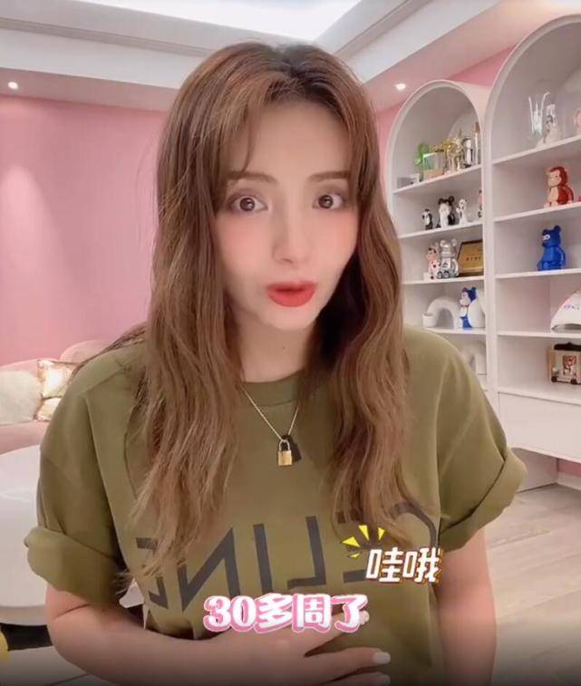 体重|麦迪娜手捧8个月孕肚，自曝孕期便秘严重，被网友催生三胎很崩溃