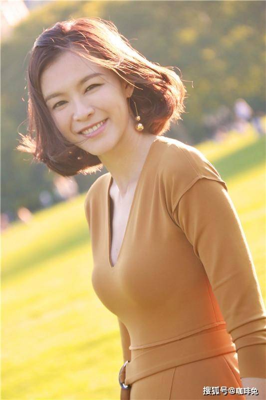 侵权|这个季节出门怎样穿？学学模特出身的主持人李艾，时尚清新又时髦