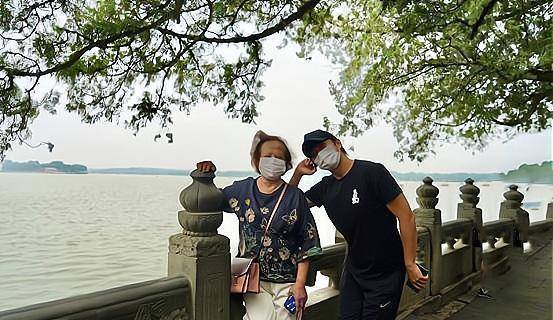 邓超|邓超母亲真是中老年穿搭模板,穿丝绸刺绣上衣,宽松却不失时尚感