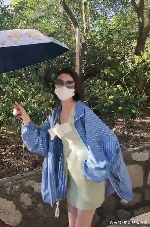 身材|唐艺昕遇尴尬，穿张若昀的衬衫出镜时髦感拉满，却没藏住小肚子