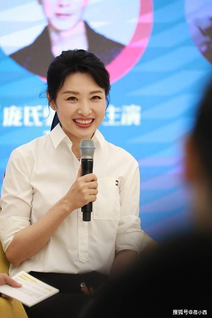 经典|又被周涛的优雅气质迷倒了，穿白衬衫配淡雅妆容亮相，美得很高级