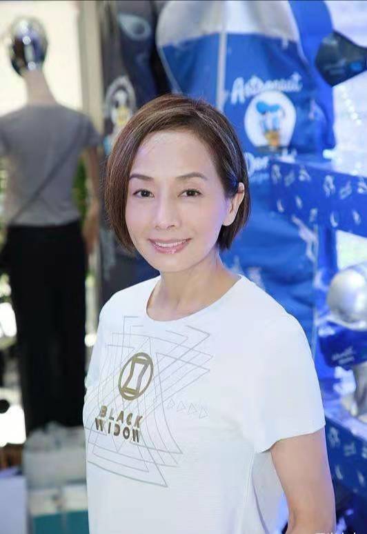 氛围|张国荣前女友最新近照，61岁状态超好，淡妆出镜秒杀旁边暴露女