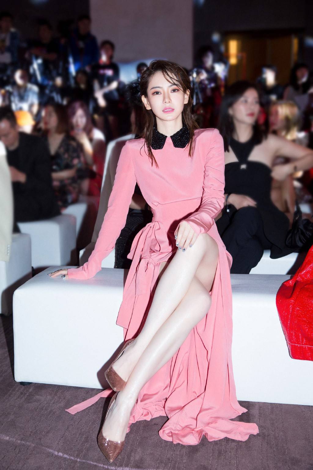 活动|戚薇总让人意想不到，修身粉裙看似包裹严实，可一坐下就成焦点了