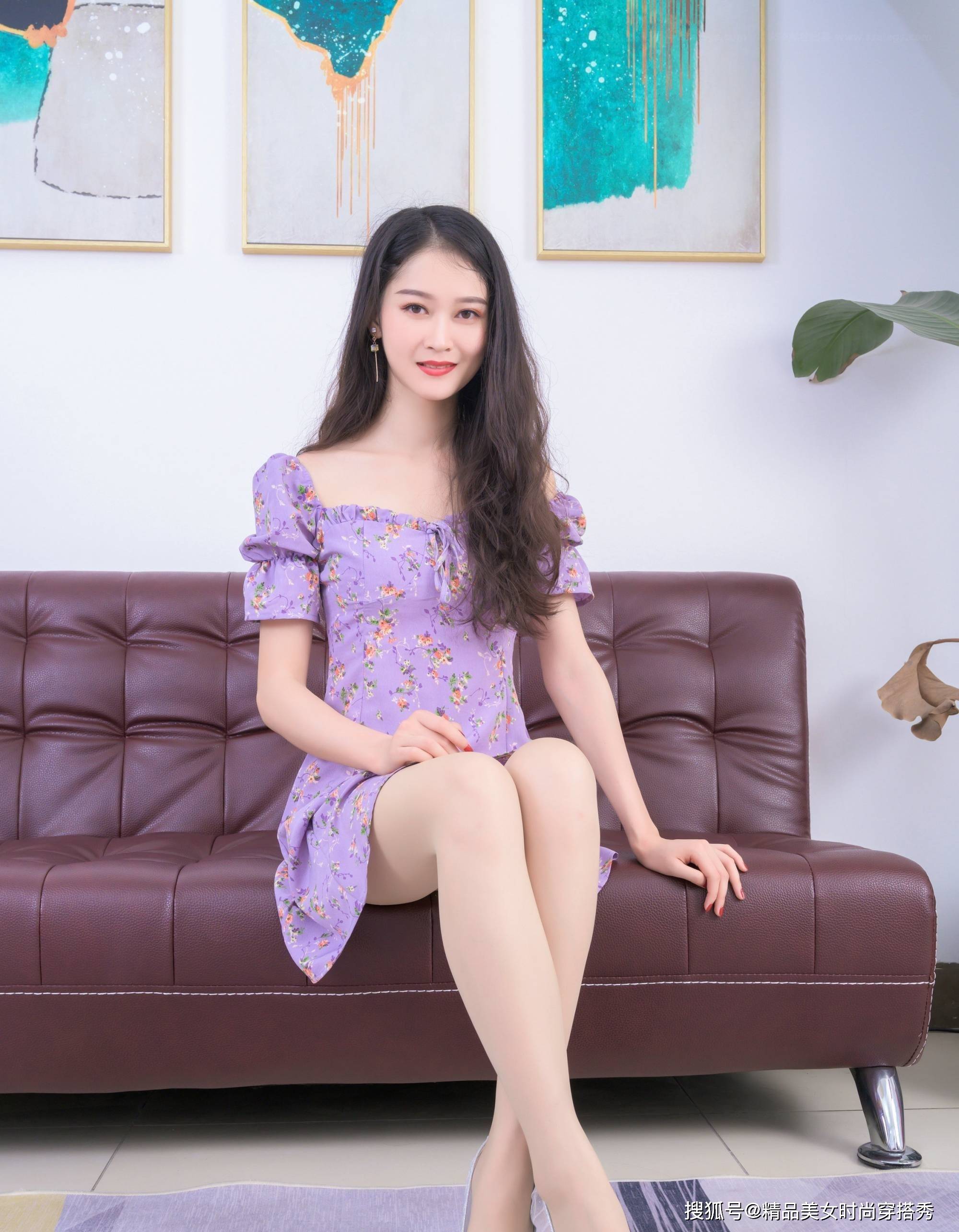灯笼|紫色的碎花连衣裙，搭配一双高跟鞋，尽显优雅的女人味